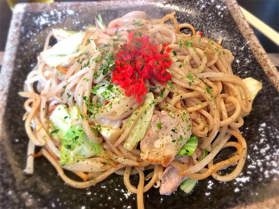 宮古島の雪塩焼きそば(並) 〜 昼の麺は太麺。麺の味をしっかり感じたいならこっちかな。|リフルシャッフルさん