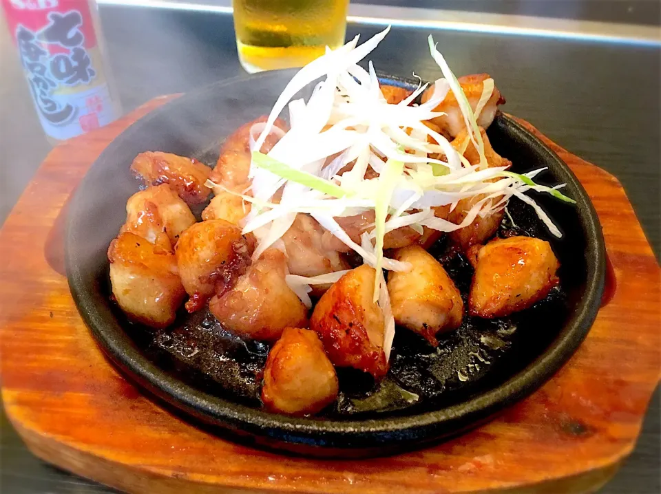 ぼんじり鉄板焼き 〜 焼きそばがくるまでこいつで一杯❗️|リフルシャッフルさん