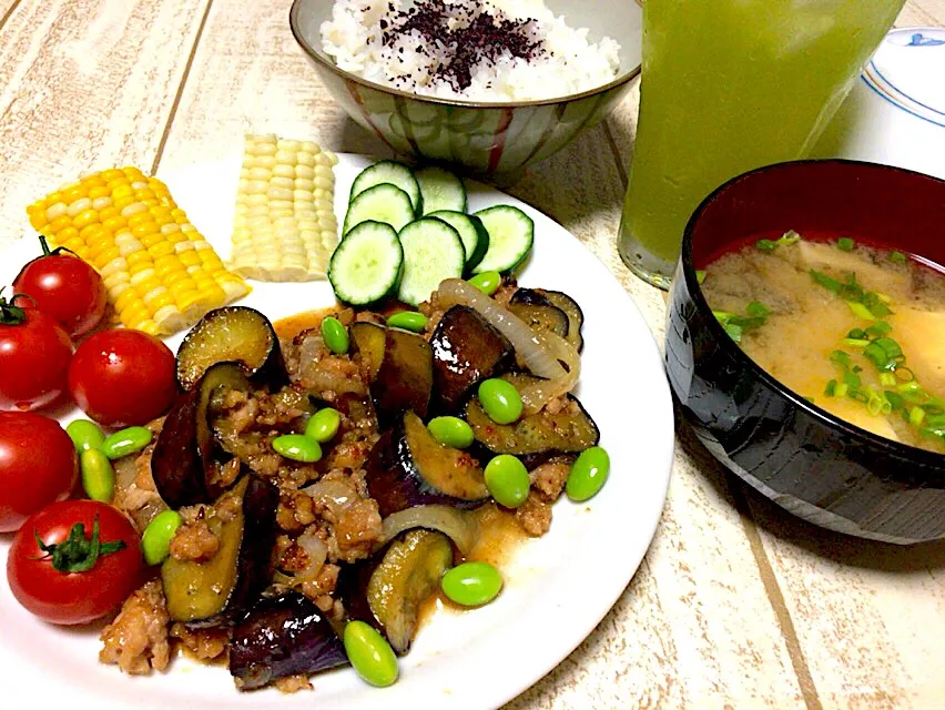 今日の男飯(｡-_-｡)鳥ももミンチと茄子の味噌炒め&フルティカ&甘甘娘VSホワイトコーン&ブナしめじと豆腐の味噌汁🎶|ひーちゃんさん