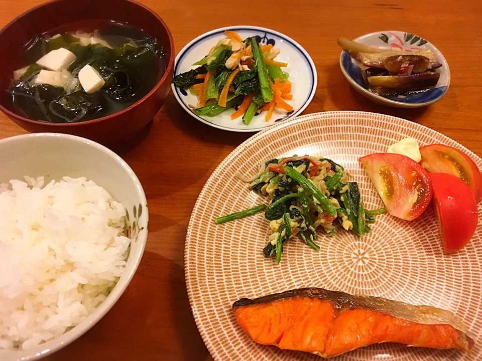 Snapdishの料理写真:18/06/11 夕飯♪ 焼き鮭 ほうれん草とカニカマの卵とじ 茄子マリネ 小松菜とササミの胡麻和え 豆腐とワカメのスープ|ikukoさん