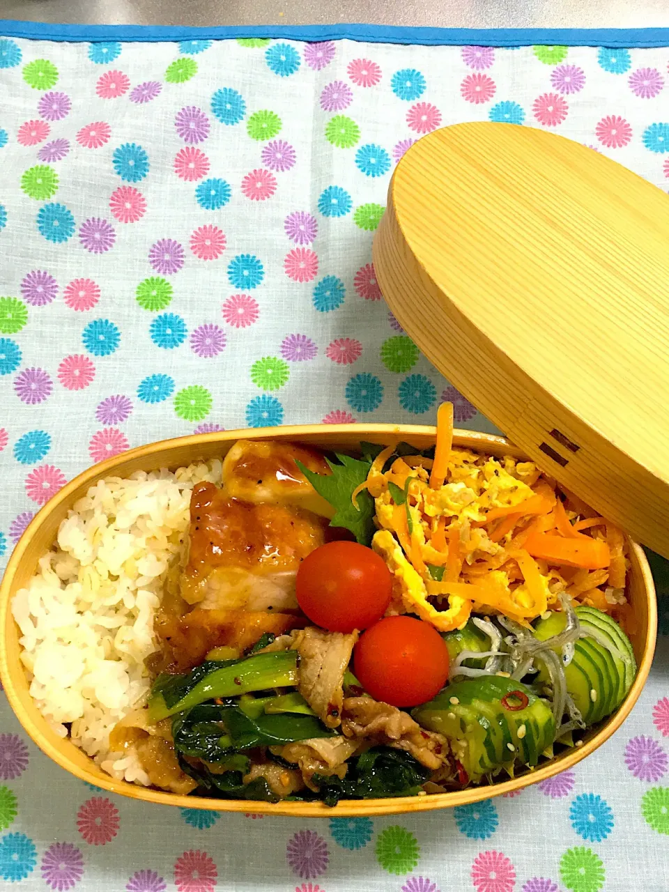 6/11 今日のお弁当🍱
・鶏の照り焼き
・豚とネギの醤油炒め 花椒風味
・にんじんしりしり
・きゅうりとじゃこの酢の物|かっぴーさん