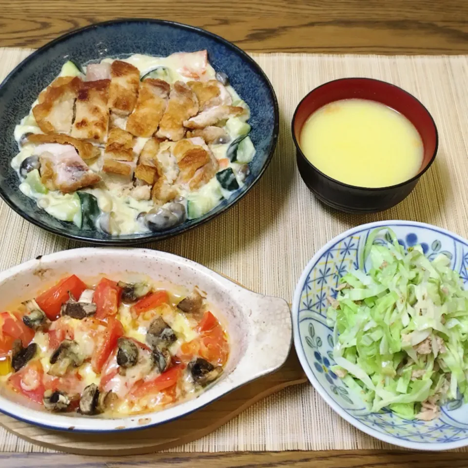 Snapdishの料理写真:カリカリ鶏モモソテーに野菜たっぷりホワイトソース・息子用コーンスープ・キャベツとツナのサラダ・トマトとマッシュルームのチーズ焼き|美也子さん