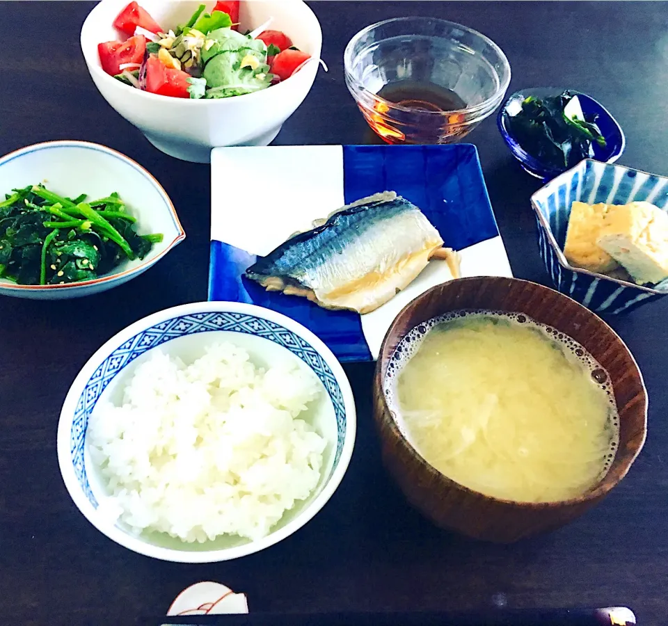 塩鯖
ほうれん草の胡麻和え
サラダ
きゅうりとわかめの酢の物
がんも
お味噌汁|NAKATAさん