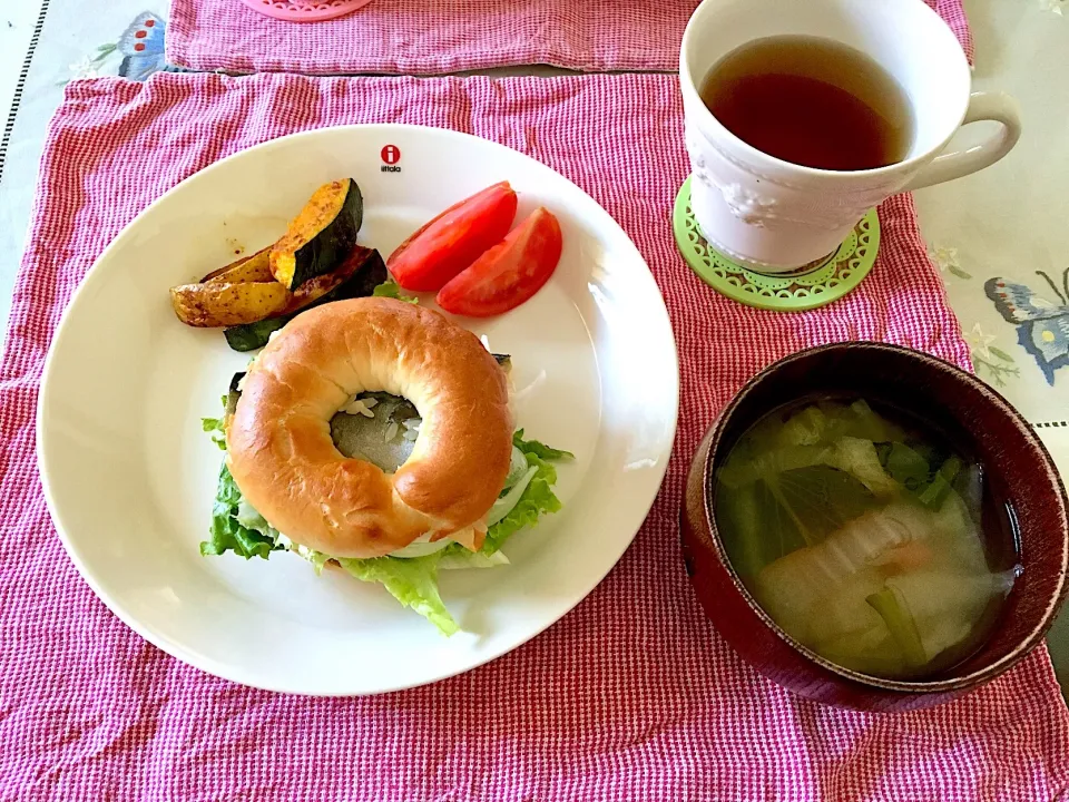 Snapdishの料理写真:手作りベーグルで♡鯖サンド|みよさん