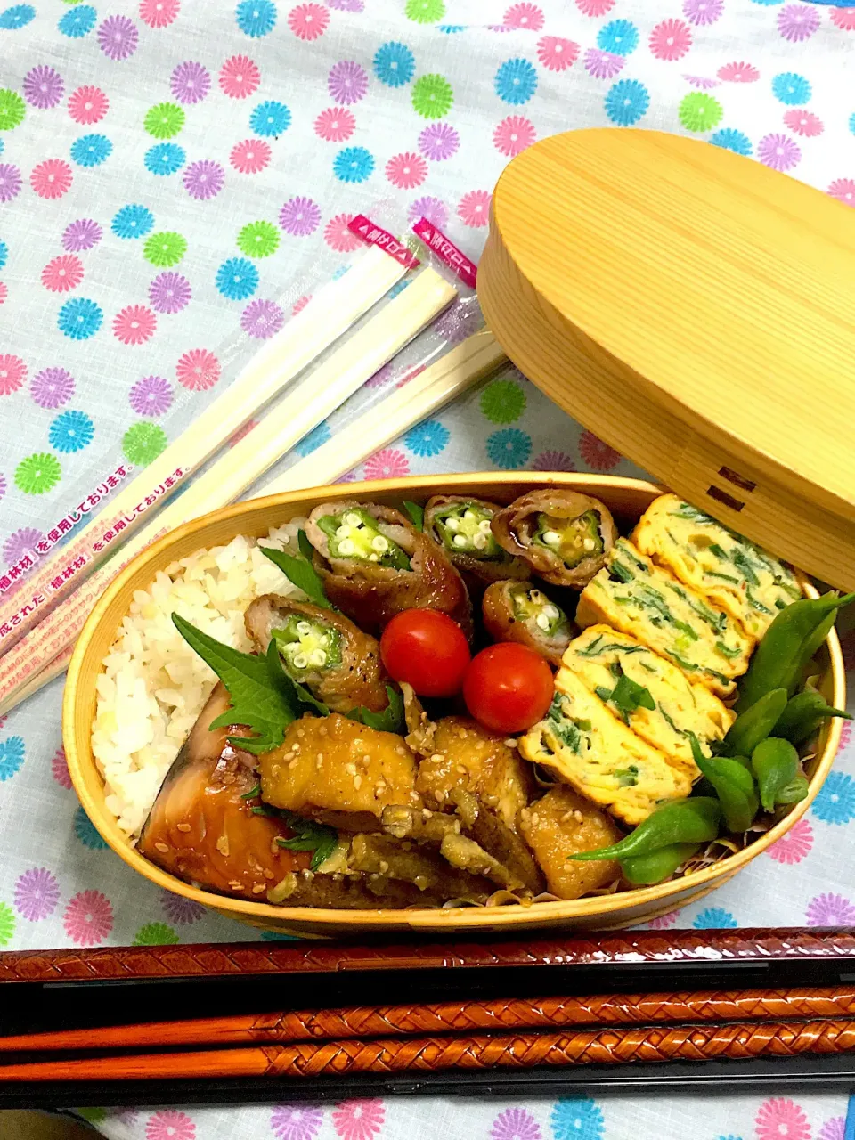 6/12  今日のお弁当🍱  お箸🥢もしっかり♪
・オクラの肉巻き
・鯖のみりん干し
・厚揚げとゴボウの胡麻味噌煮
・ニラと豆板醬の玉子焼き
・インゲンの辛子和え|かっぴーさん