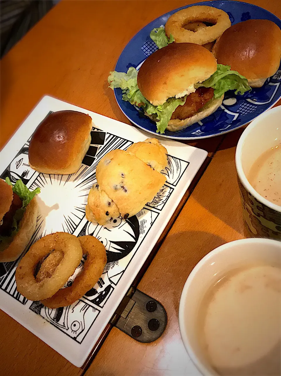 フライドオニオン＆フライドチキンサンド  チョコチップメロンパン🥐  カフェオレ☕️|ch＊K*∀o(^^*)♪さん