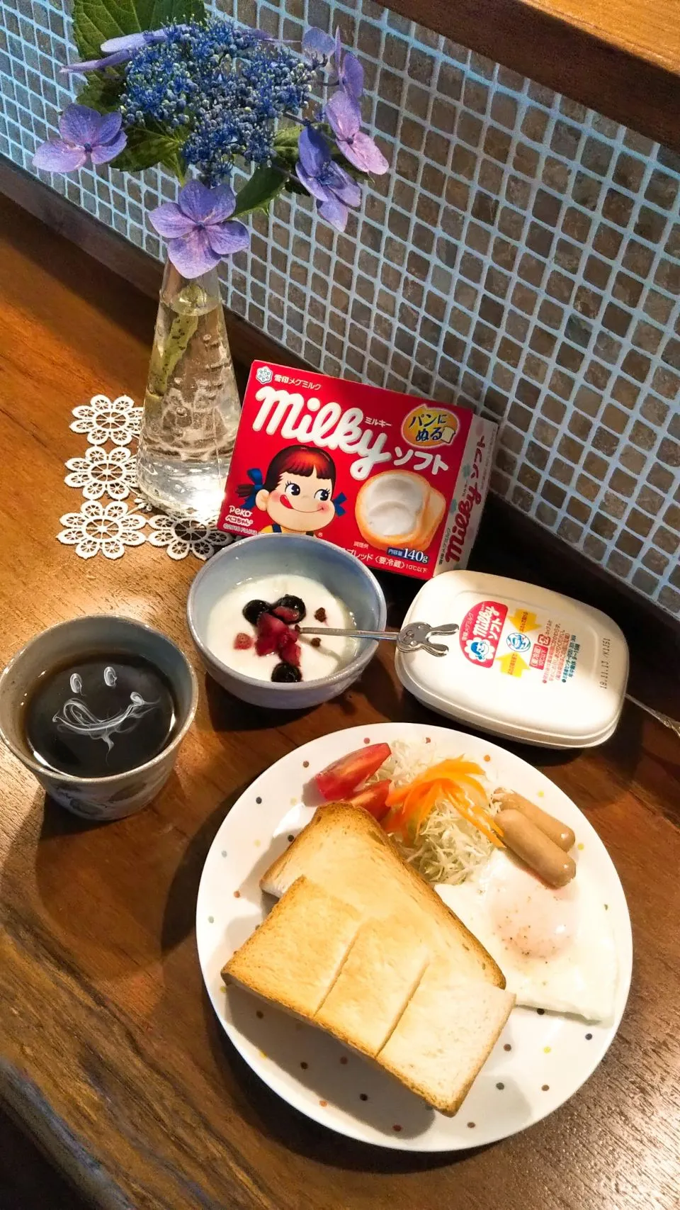 Snapdishの料理写真:あさごぱん🎵

ひとみんオススメのミルキーあったよー⤴️
おいちい❤️
白パンにつけたくなるなぁ|きみちさん