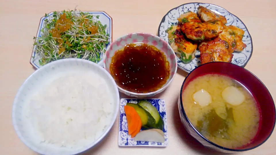 ５月１４日　むね肉と大葉のごろころ焼き　サラダ　もずく　お漬け物　お味噌汁|いもこ。さん