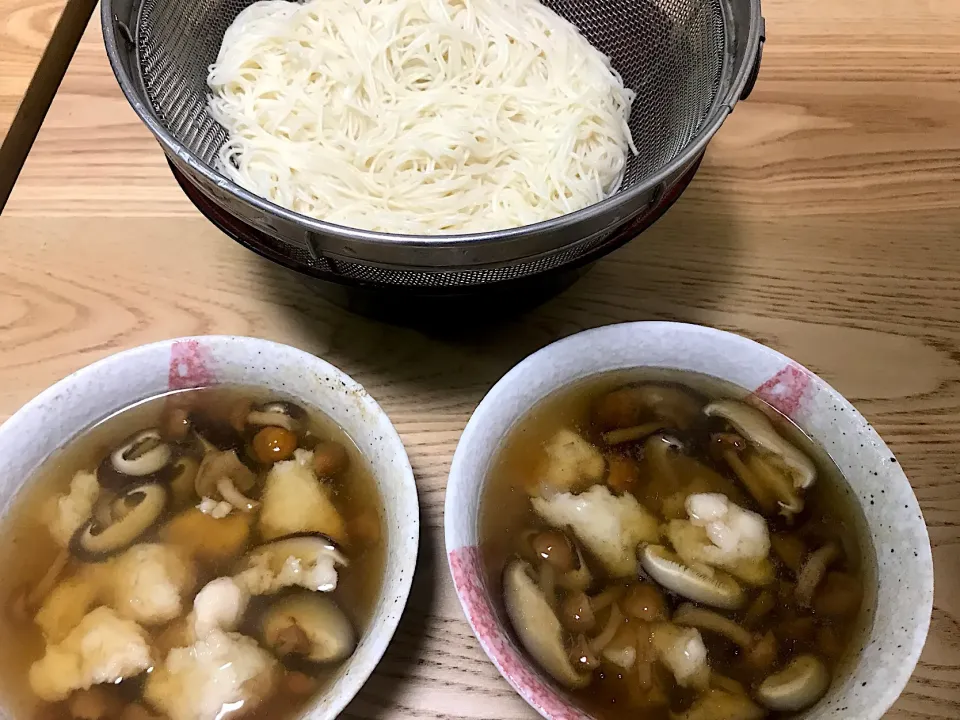 Snapdishの料理写真:鱧のつみれとキノコの付け出し素麺
#鱧 #ナメコ #椎茸 #素麺|さくたろうさん