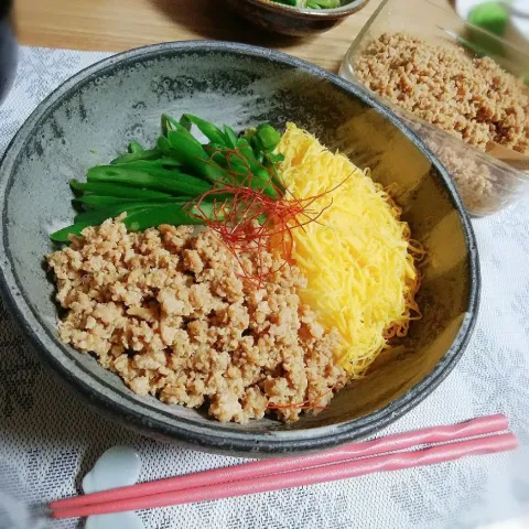 「甘酒とりいれ隊！」を使ってみたSnapdishの料理・レシピ写真:甘酒で作る常備菜　優しい甘み、しっとり鶏そぼろ🐔で、三色丼🍜