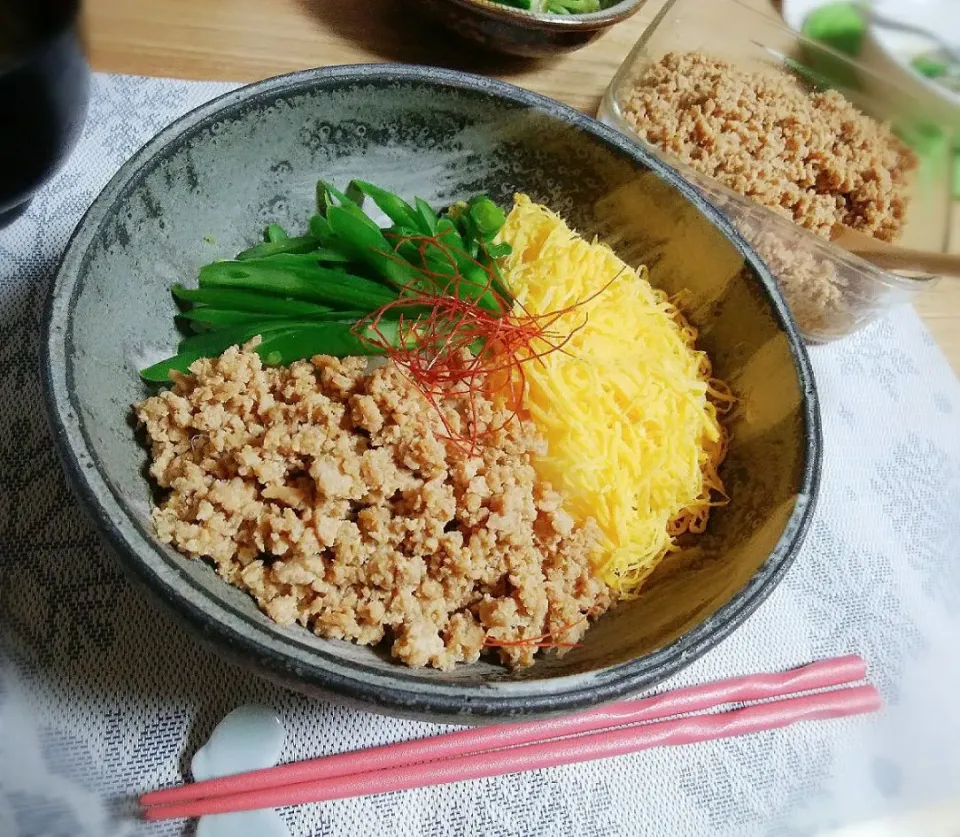 甘酒で作る常備菜　優しい甘み、しっとり鶏そぼろ🐔で、三色丼🍜|sakurakoさん