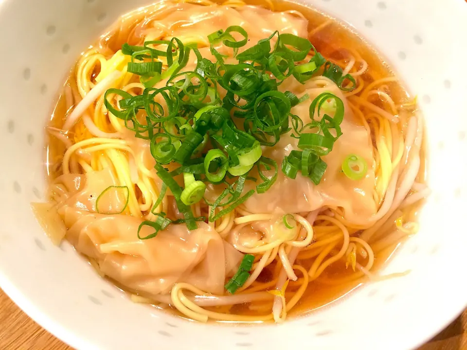 揖保乃糸が作ってる棒ラーメン🍜
スープは鶏がらスープに煮干し出汁醤油
具はワンタンの皮、もやし、ネギ|doc3387さん