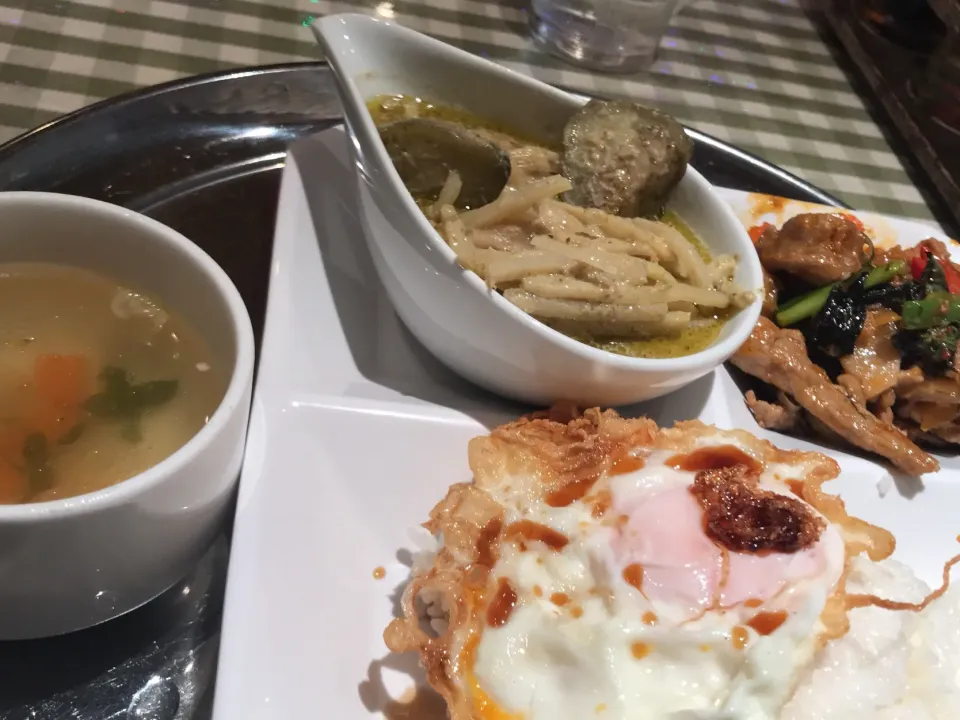 豚肉と野菜炒め  茄子とチキンのグリーンカレー  目玉焼き  野菜スープ|ch＊K*∀o(^^*)♪さん