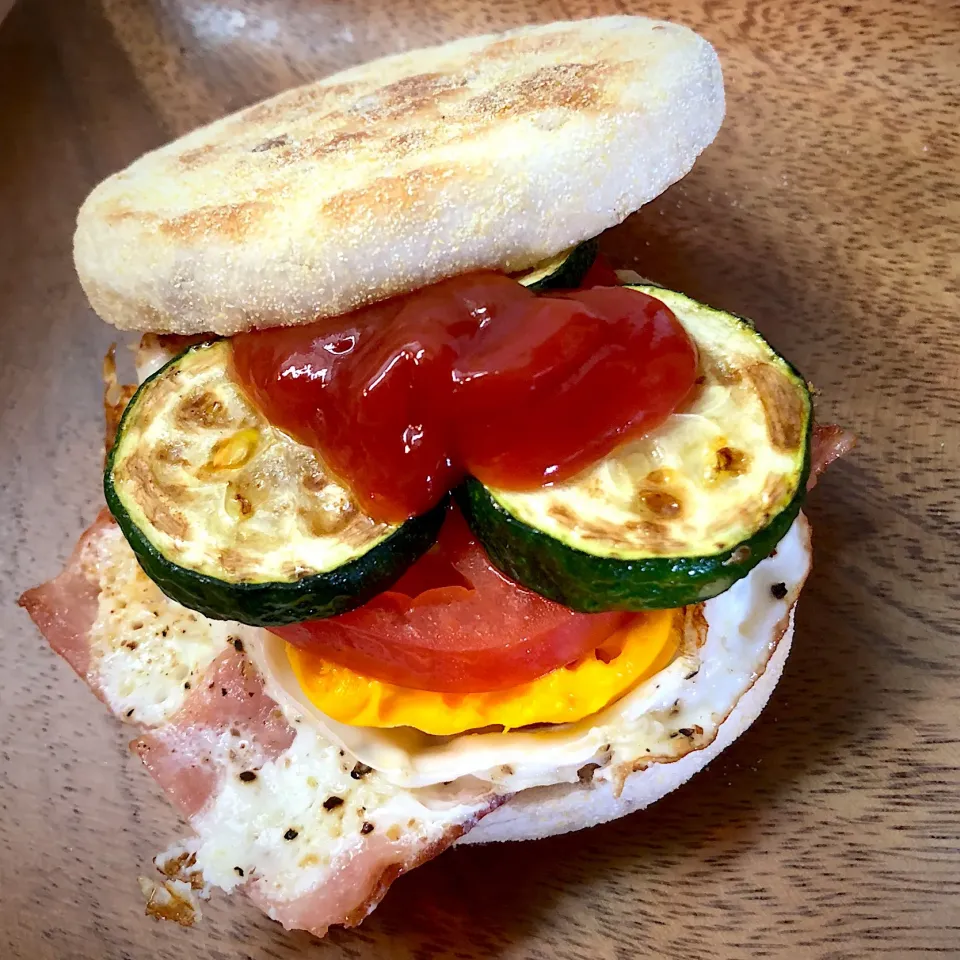 Snapdishの料理写真:ベーコン🥓エッグ🍳サンド😊|Jean Nobyさん