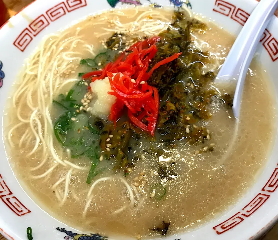 久しぶりの♪甘木ぃ〜超ぉえ〜♪をしたので、物凄く久しぶりに、博多駅ホームのラーメンを頂く。高菜不足で置いてない店もあると聞いたけど無事あったので良き良き😄|にゃあ（芸名）さん