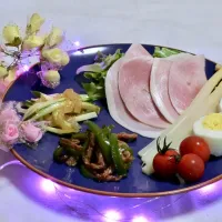 Snapdishの料理写真:2018/6/12  晩ご飯

妻が書類で日付を書いていたら、アッ🤭今日は結婚記念日や、本当だ。

明日から私がいないので、その用意💦

昨夜焼肉したし、それが記念日にしとこ。だから、今日は冷蔵庫の整理

○青椒肉絲
○ホワイトアスパラ
    ボンレスハム
○中華クラゲ|Hiroshi  Kimuraさん