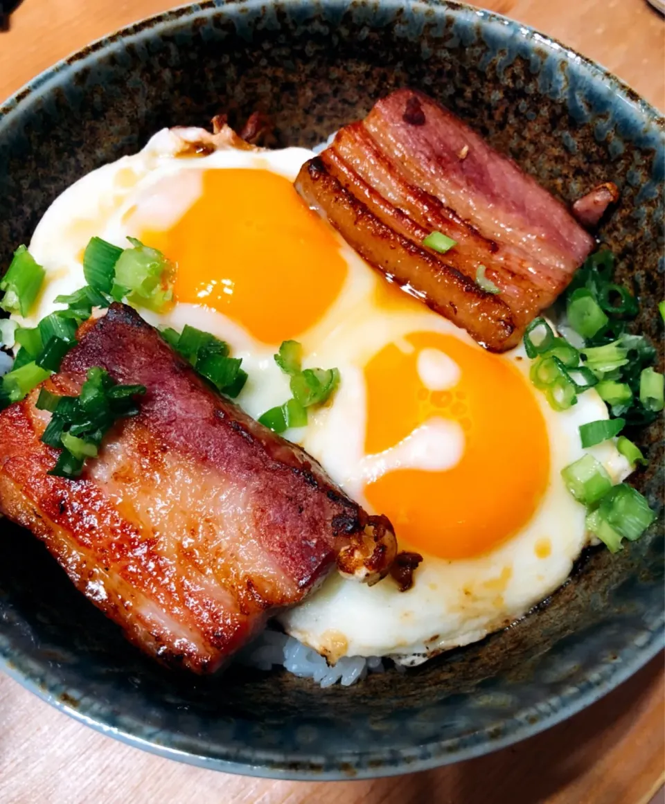 ベーコン目玉焼き丼🍳🥓|MAPITEEさん