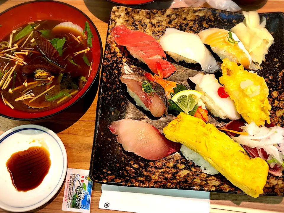 久しぶりにランチを食べに行って来ました。お寿司屋さんの定食！🍣 美味しかったです。 (*^_^*)♡ #お寿司|Hi-Niさん