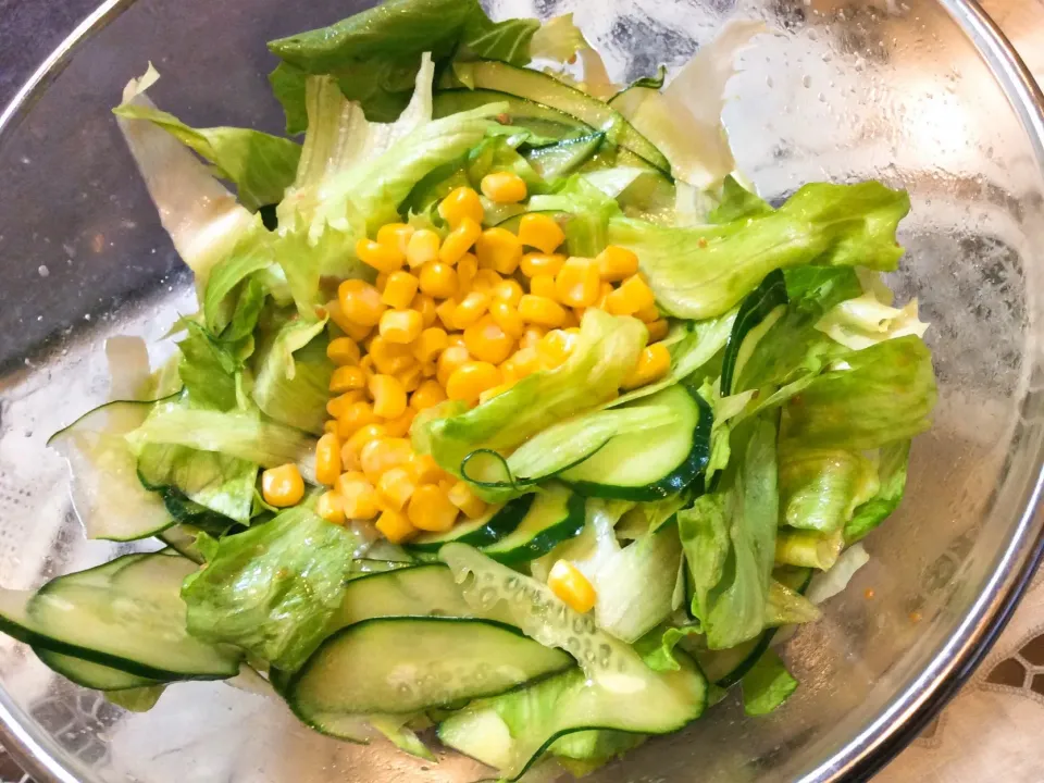 夏のサラダ🥗コーン🌽乗っけ😋|アライさんさん