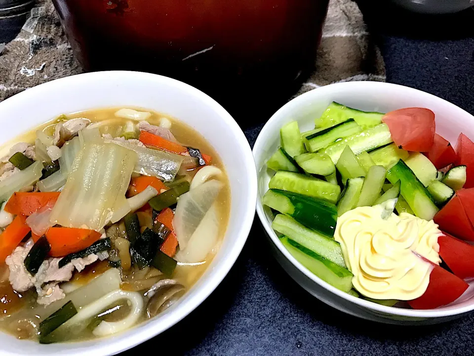 肉野菜キノコ味噌煮込みうどん、トマトきゅうりサラダ|ms903さん