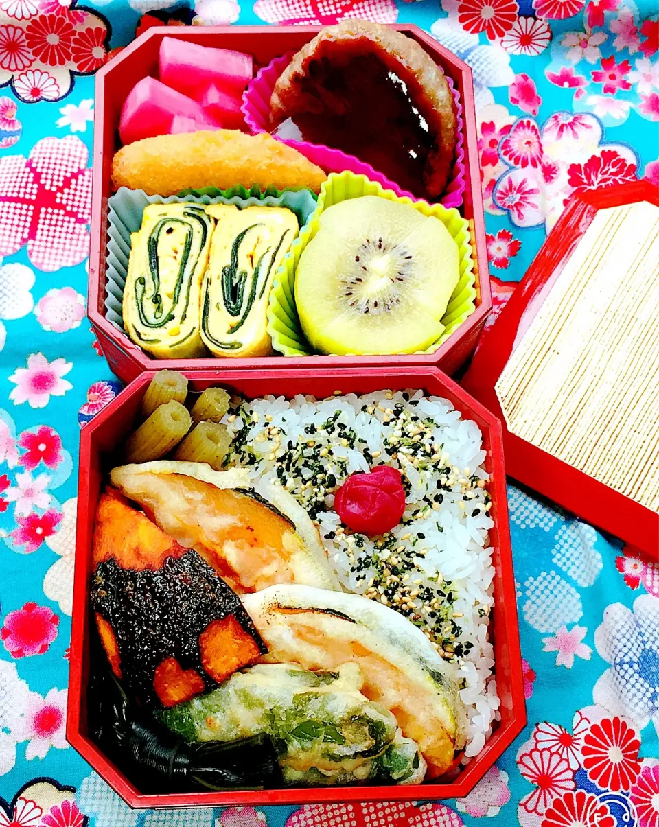 #お弁当 #地味弁当 #お父さん弁当  #冷食ミニハンバーグ  #冷食コロッケ #手抜き  #わかめ入り卵焼き   #デザートはゴールドキーウィ  #うちで採れたシリーズ  #ふきの煮物  #蕗の煮物 #カボチャ天ぷら #柚子大根甘酢漬け|Blueberry🫐さん