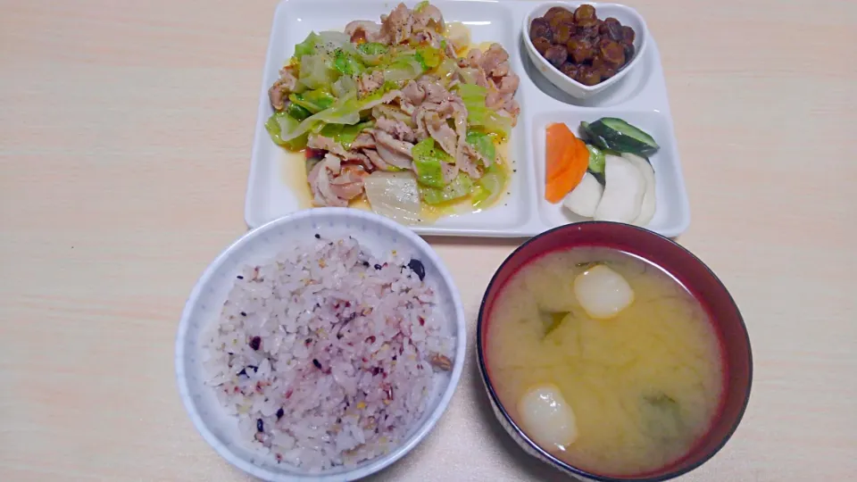 Snapdishの料理写真:５月１６日　塩だれ豚レタス　ころころごぼう　お漬け物　お味噌汁|いもこ。さん