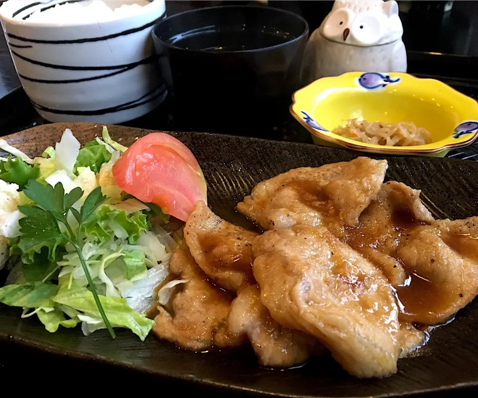 Snapdishの料理写真:晩ごはん⭐️⭐️🔆
生姜焼き定食🐷|ぽんたさん