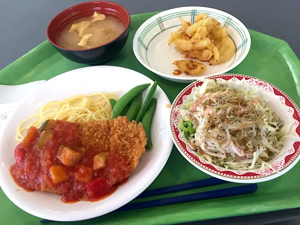 ポークカツ彩り野菜のトマトソース、玉葱かき揚、しらすとシソ大根サラダ|Tadahiko Watanabeさん