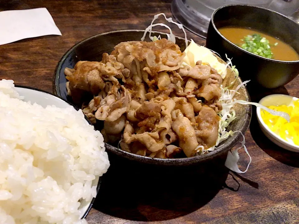 Snapdishの料理写真:豚バラ肉の生姜焼き定食を頂きました。|momongatomoさん