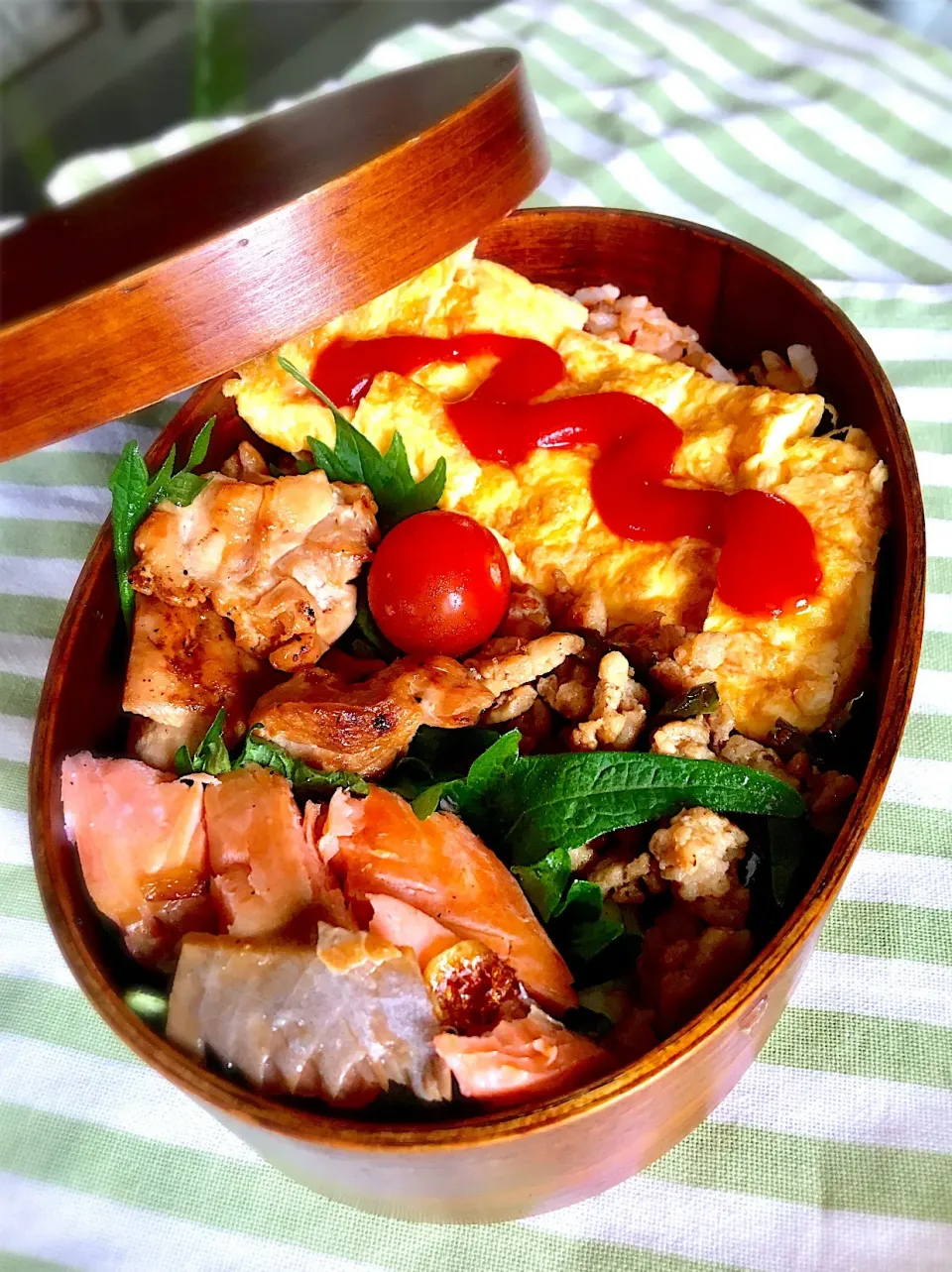 今日の大人弁当は“よくばり弁”〜肉も魚もオムライスも。
 #大人弁当  #曲げわっぱお弁当 #よくばり弁当 #鶏の照り焼き  #塩鮭  #オムライス弁当|Emi N Maruyamaさん