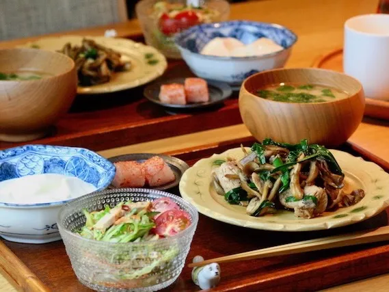 豚肉・舞茸・ニラのニンニク炒め、
焼き豚の春雨サラダ|papinさん