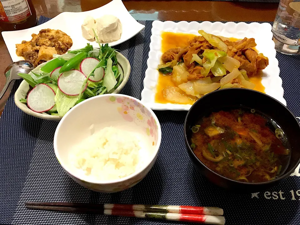 Snapdishの料理写真:せせりと野菜の味噌炒め、生野菜、寄せ豆腐、麻婆豆腐|kumi♡さん