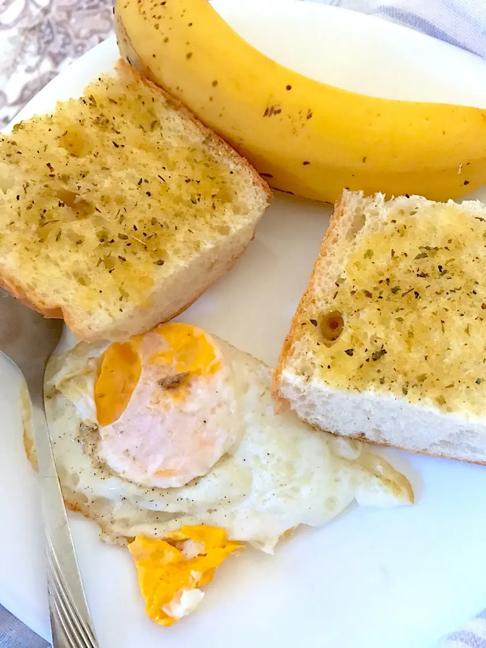 Garlic Bread 🥖, Banana 🍌, Sunny Egg 🍳 and Lemon 🍋 juice for patients 🤧😷😪😴|Food Gardenさん