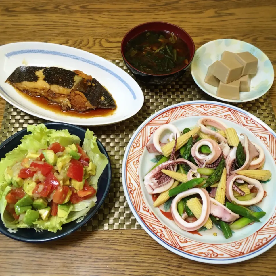 カレイの煮付け・しめじとほうれん草のお味噌汁・金胡麻豆腐・イカとベビーコーンとアスパラのバター炒め・トマトとアボカドのサラダ|美也子さん