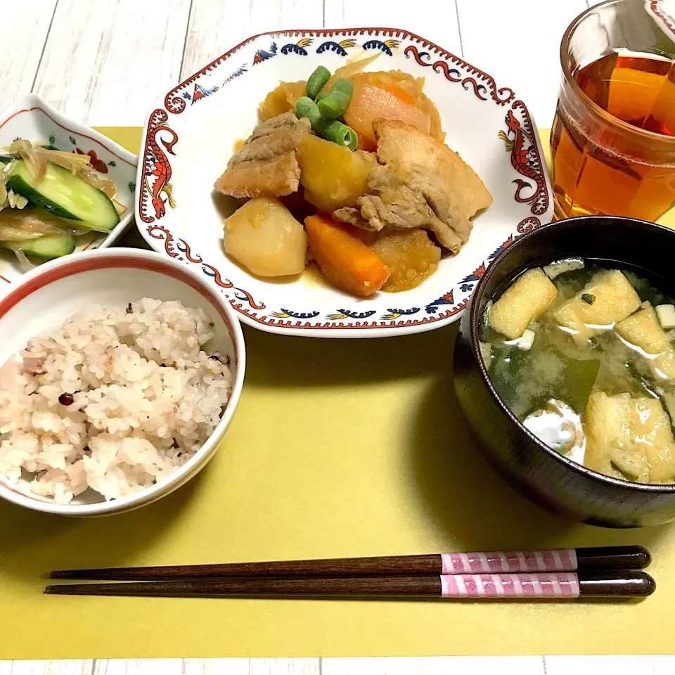 豚バラと玉こんにゃくの変わり種肉じゃが、みょうがと胡瓜のナムル、わかめの味噌汁、雑穀米|りょ-こさん