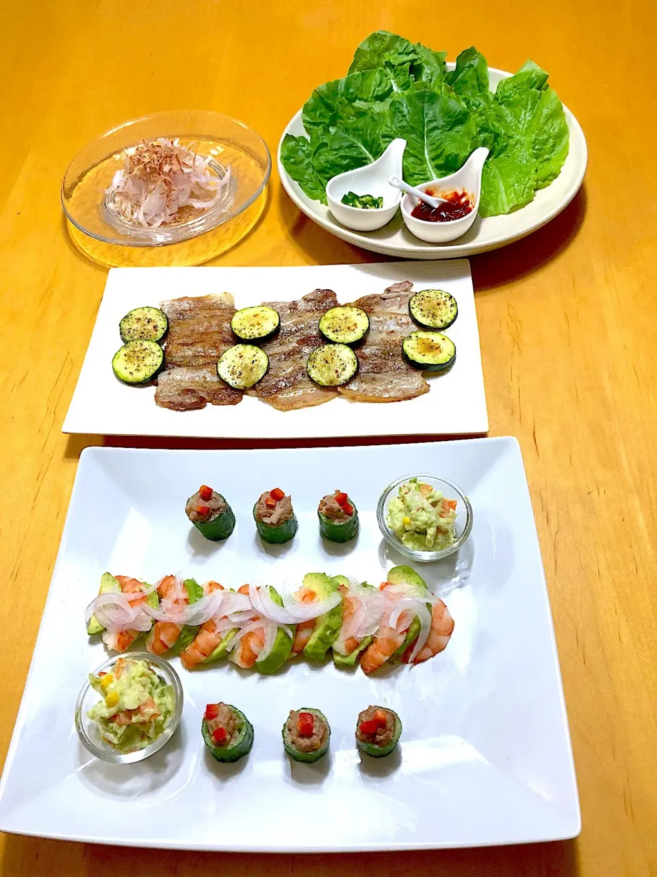 今日の晩御飯は〜 米朝首脳会談のワーキングランチの『きゅうりの肉詰め』と『エビカクテルのアボカド添え』を想像して作ってみた👌美味しかったし楽しかった♡最近思う！せっかく作くるのだから楽しく作らなきゃ💕|ryomamaさん