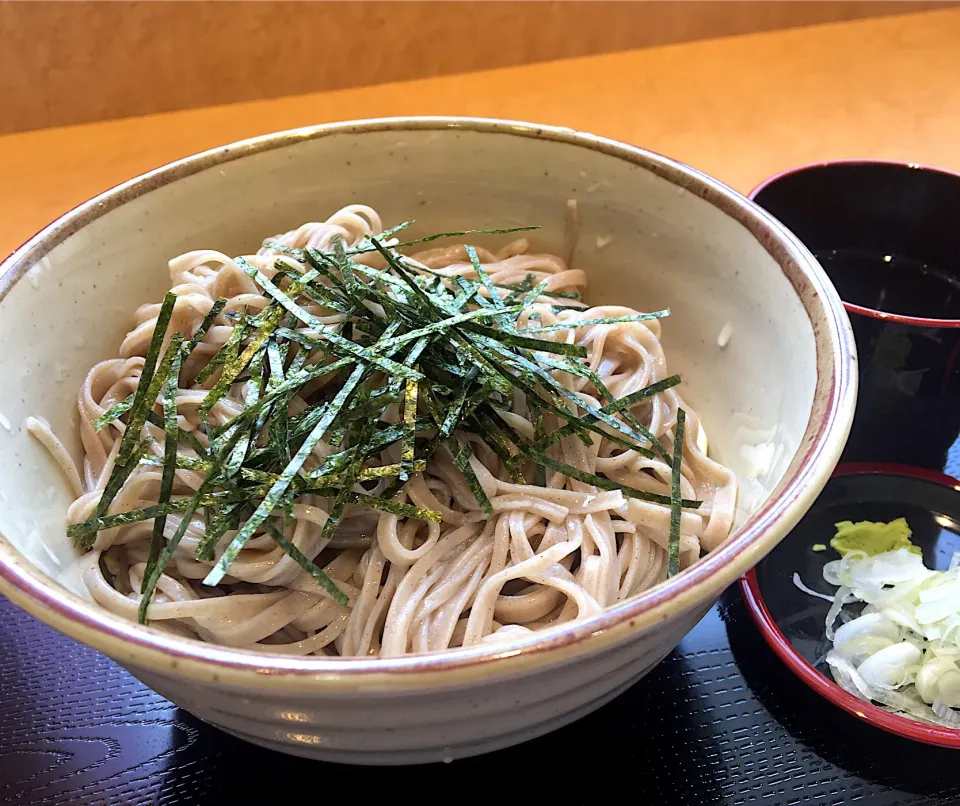 営業マンの昼ごはん。☀️☀️🔆
冷もりそば。|ぽんたさん