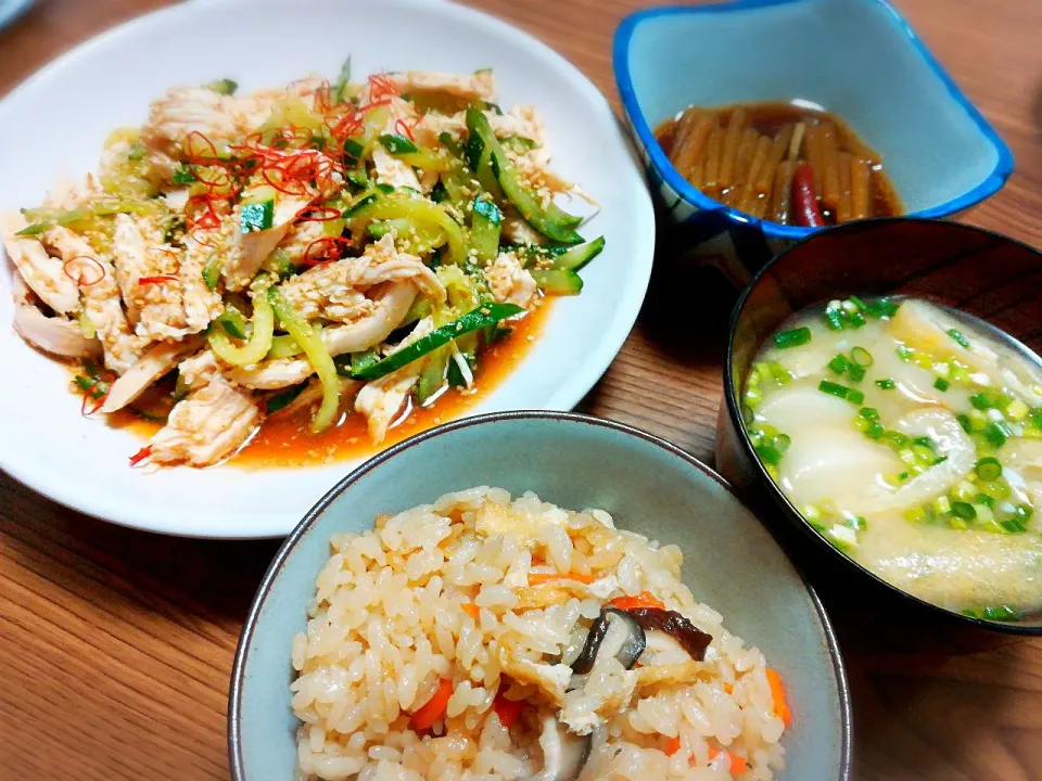 ・ゆで鶏と胡瓜の胡麻醤油和え
・蕗のぴり辛煮
・炊き込みご飯
・お麩と葱の味噌汁|ようかんさん