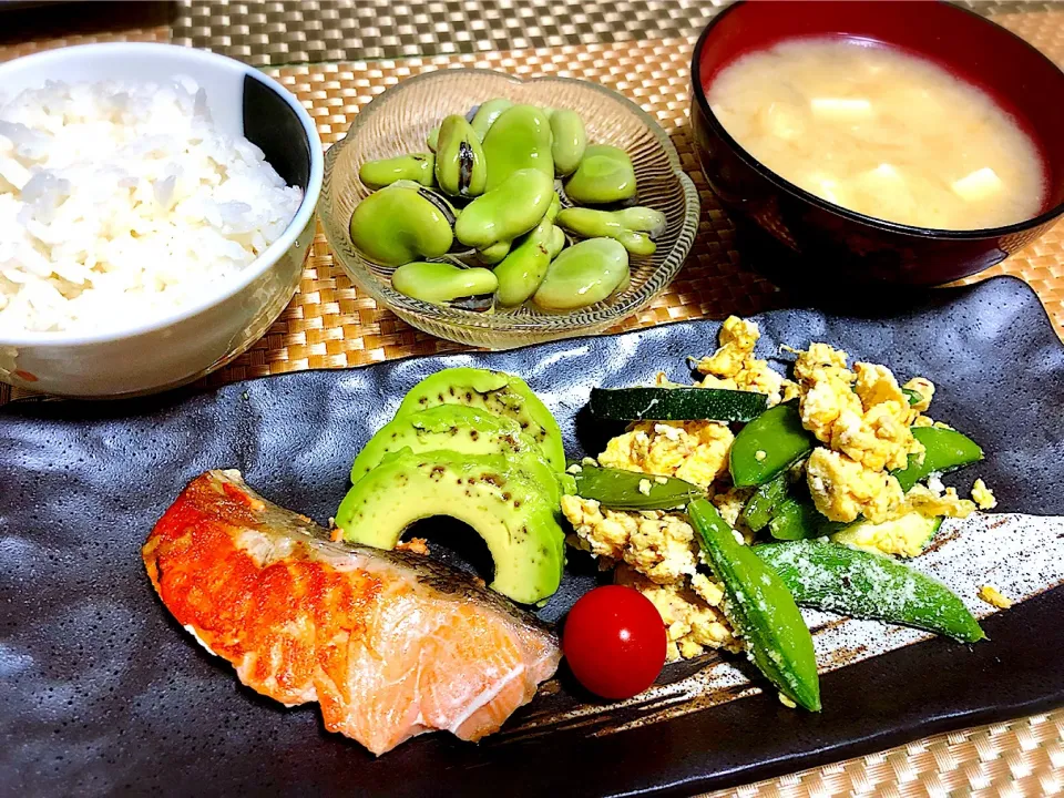 🔸鮭の味噌焼き
🔸そら豆の煮浸し
🔸スナップえんどうの玉子サラダ
🔸お味噌汁|ティーナさん