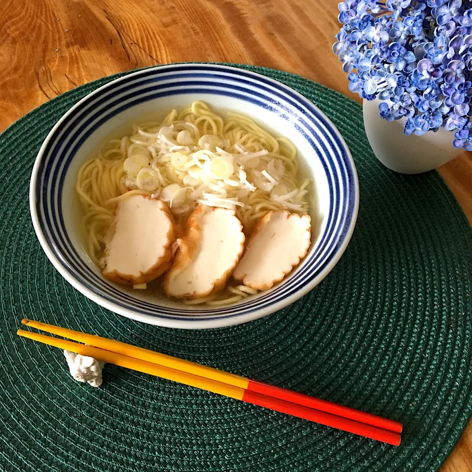 塩ラーメン
 #モニター当選ありがとう 
 #紀文食品 #魚河岸揚げ
魚河岸揚げをラーメンに、入れたらふわふわで、美味しかったー！|ローゼルさん