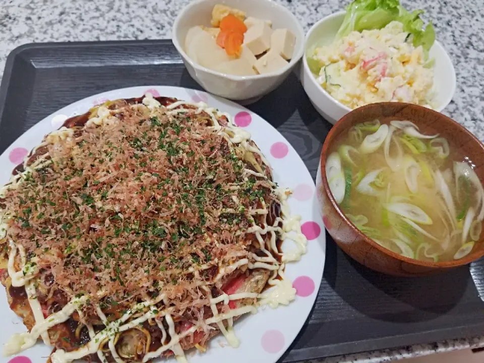 ・お好み焼き
・ポテトサラダ
・根菜と揚げと高野豆腐の煮浸し
・味噌汁|あぁちゃんさん