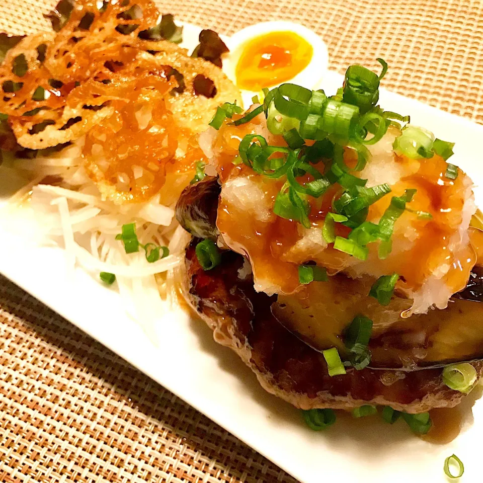 焼きなすのおろし照り焼きハンバーグ♡パリパリれんこんサラダ♡|まゆかさん