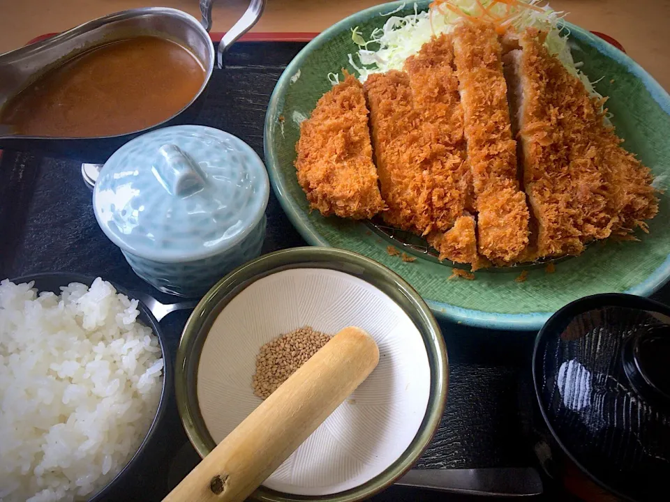 Snapdishの料理写真:とんかつせんばさんの遠州夢の夢ポークロースカツ250gごはん、味噌汁、キャベツおかわり🎶カレーをトッピング|ひーちゃんさん