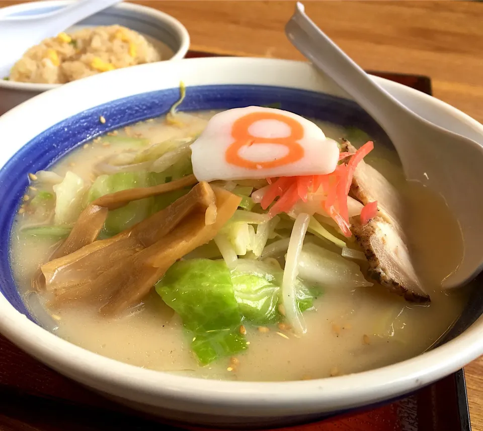 営業マンの昼ごはん☀️☀️🔆
小さなＢセット とんこつで。|ぽんたさん