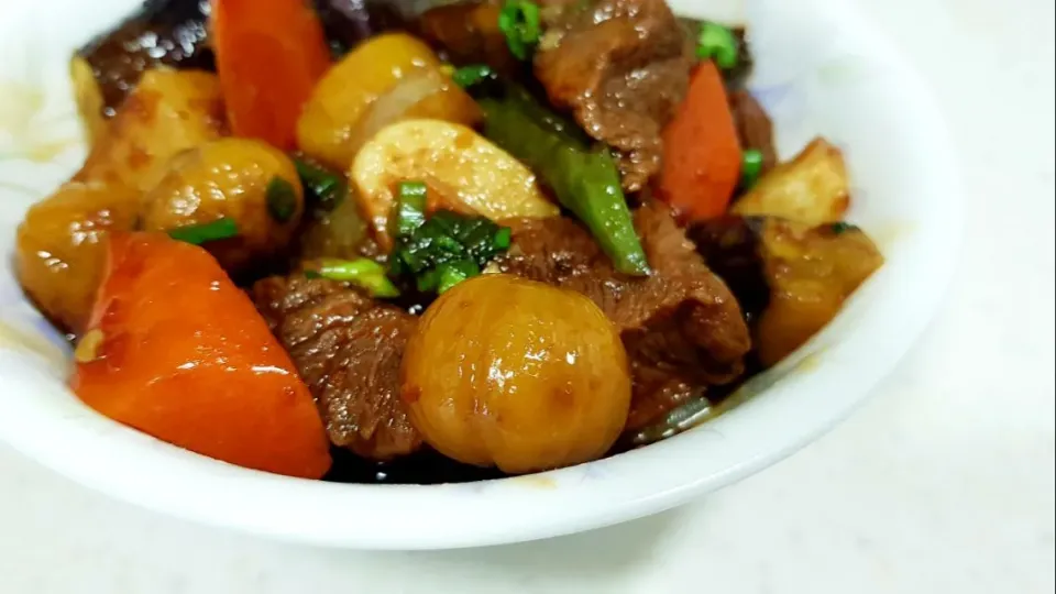 Snapdishの料理写真:braised beef and vegetables in spicy and savory sauce|steven z.y.さん