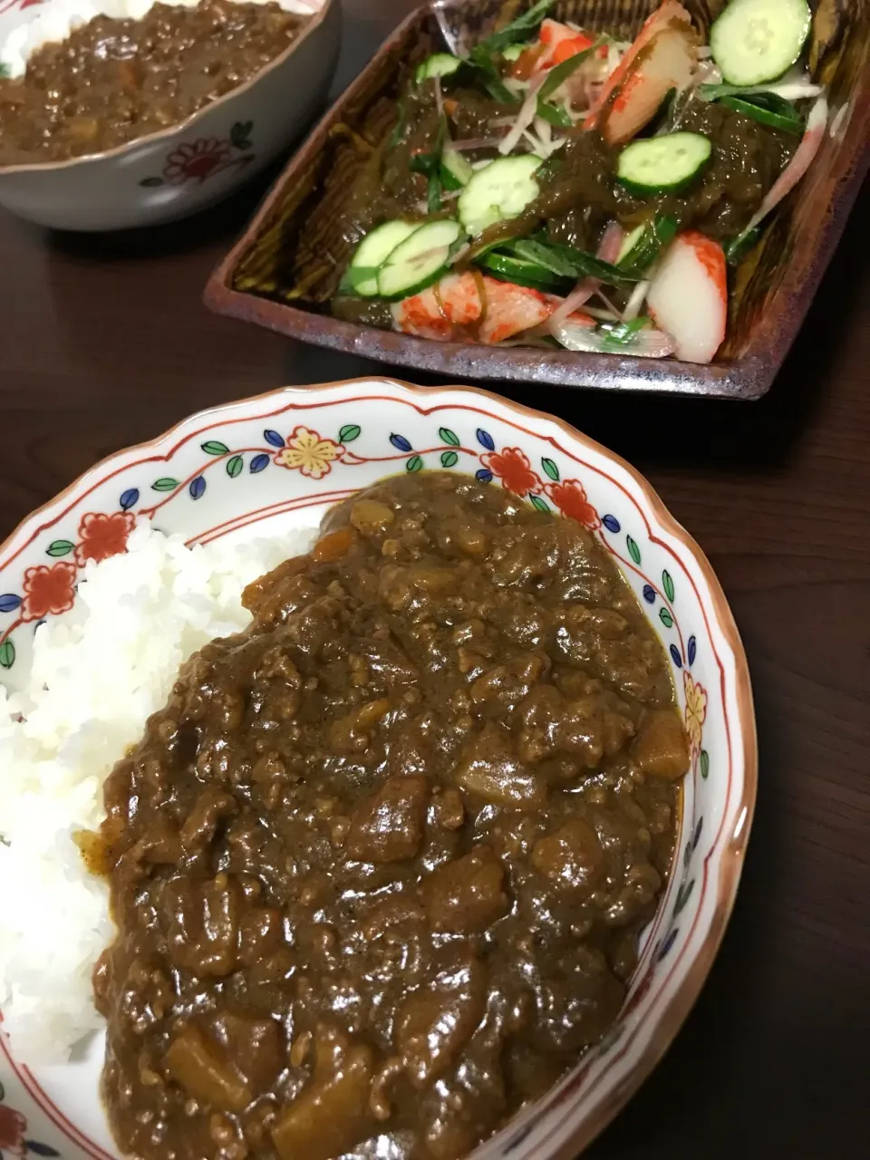 6月14日晩ご飯。キーマカレーと酢の物。種類が少ないとテーブルがスキスキで寂しい気がする😅|あやさん