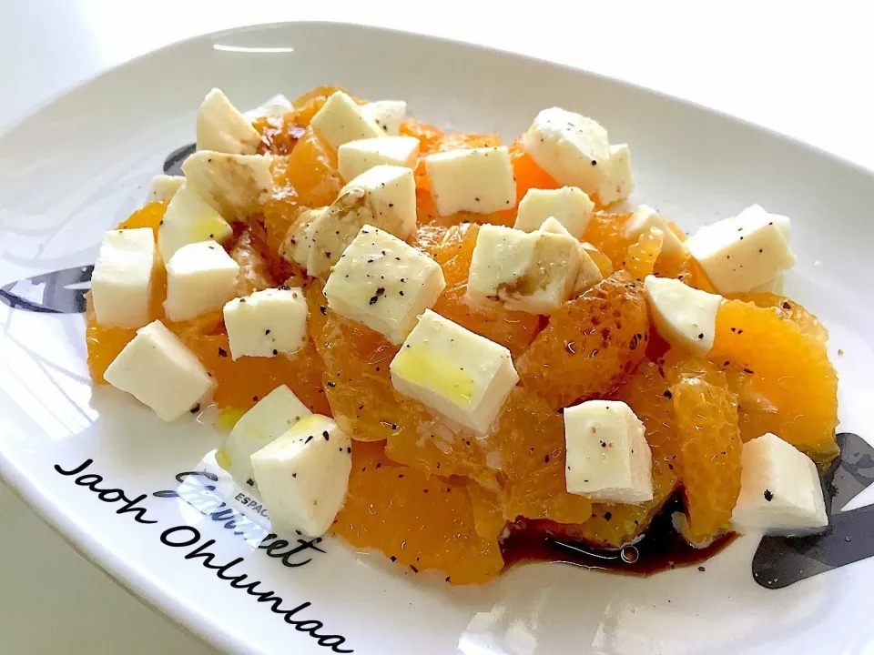 Snapdishの料理写真:🍊Orange and mozzarella salad🍊|🍀Jaoh Ohlunlaa🍀さん