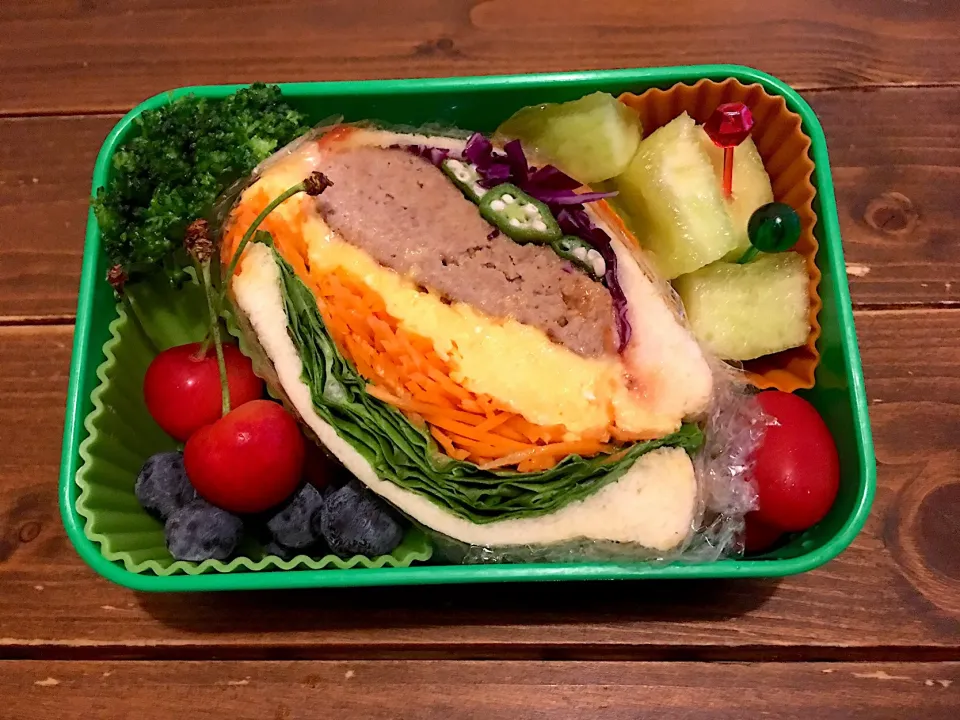 Snapdishの料理写真:レインボーサンドイッチ弁当🌈|ともさん