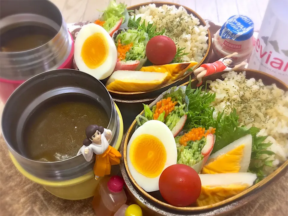 ナス🍆チキンカレー🍛&笹かまチェダーチーズ🧀焼き&野菜生春巻き🥒🥕🦀&茹で玉子&サニーレタス&プチトマト🍅の夫婦お弁当♪

 #フチ子  #弁当 #チキンカレー#生春巻き|桃実さん