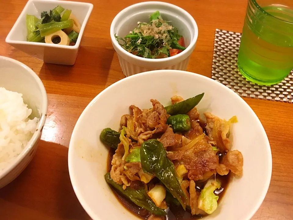 18/06/14 夕飯♪ 肉野菜炒め 小松菜とちくわのごま油炒め トマトとオクラのサラダ|ikukoさん